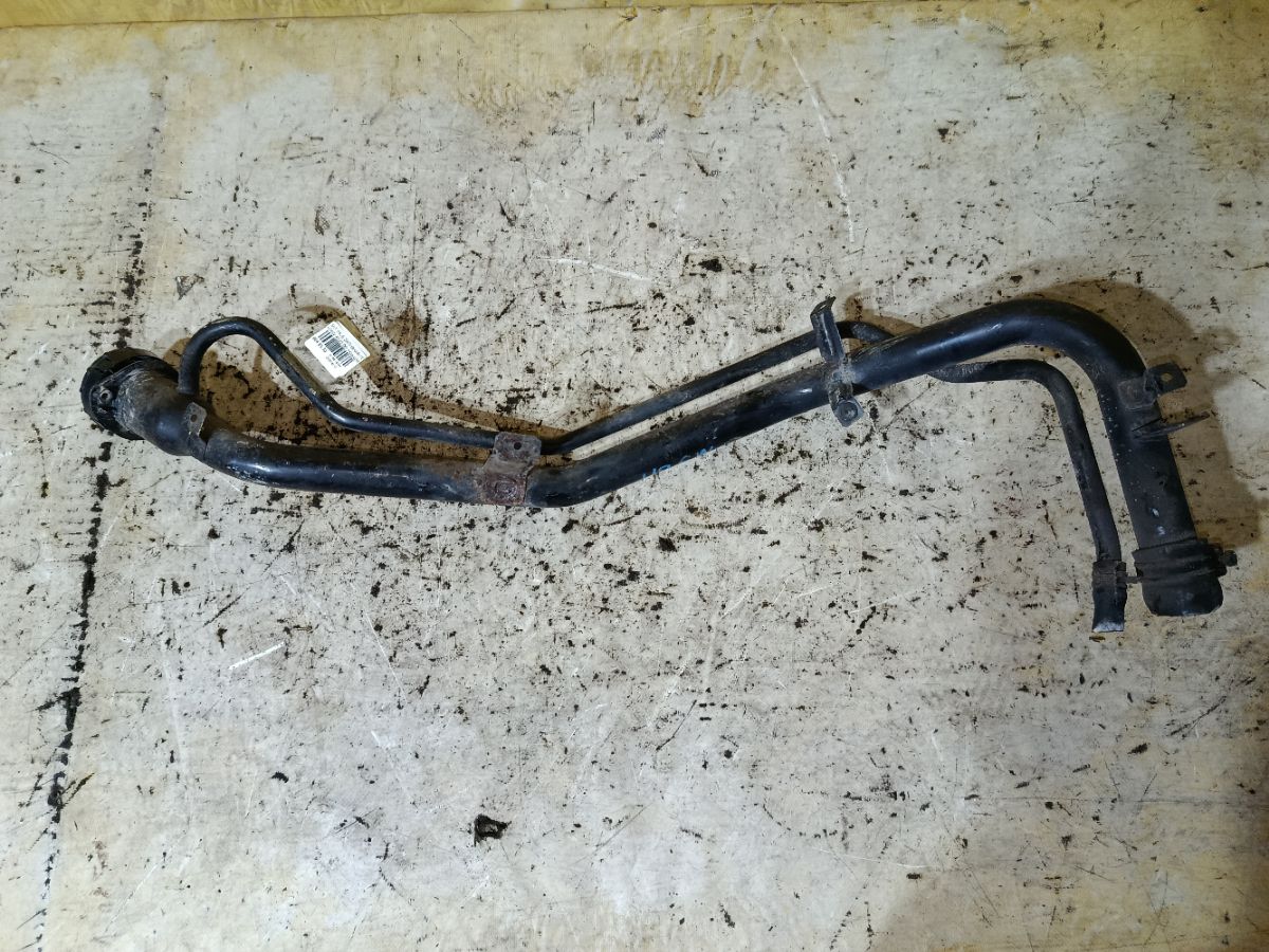 Заливная горловина топливного бака на Mitsubishi Pajero Io H76W 4G93 Фото 2