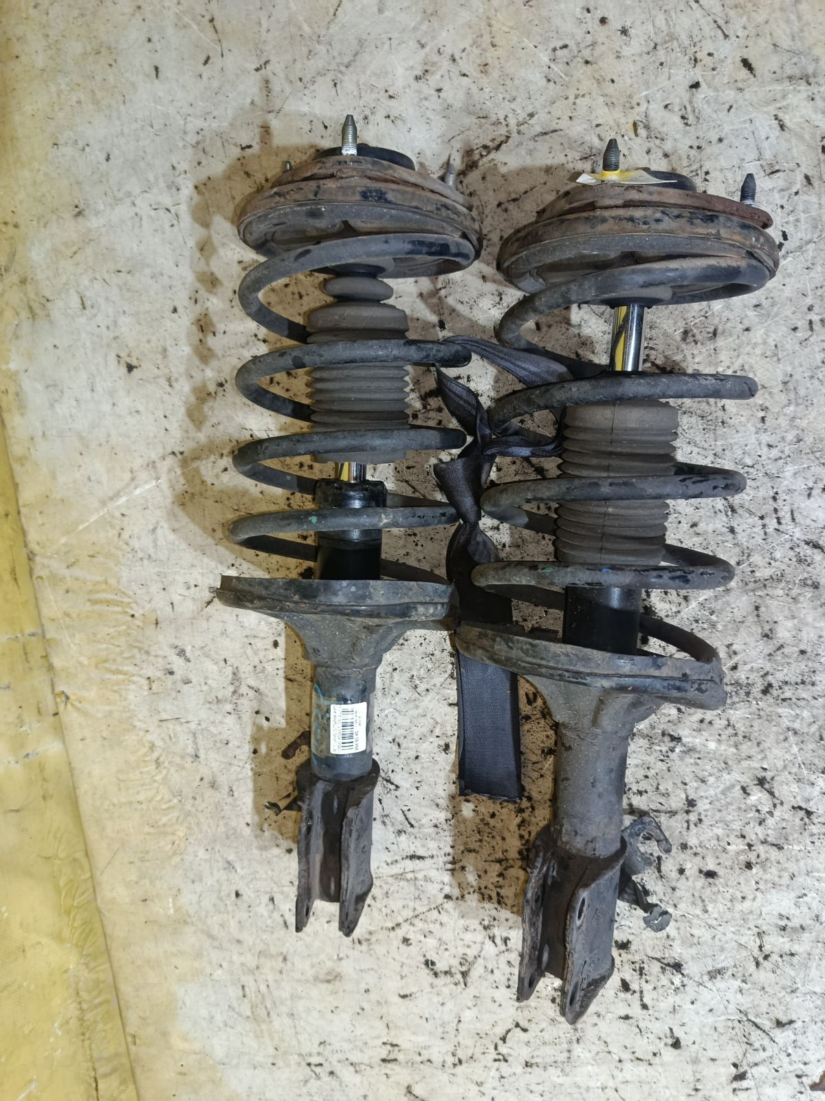 Стойка амортизатора на Mitsubishi Lancer Cedia Wagon CS5W 4G93 Фото 1