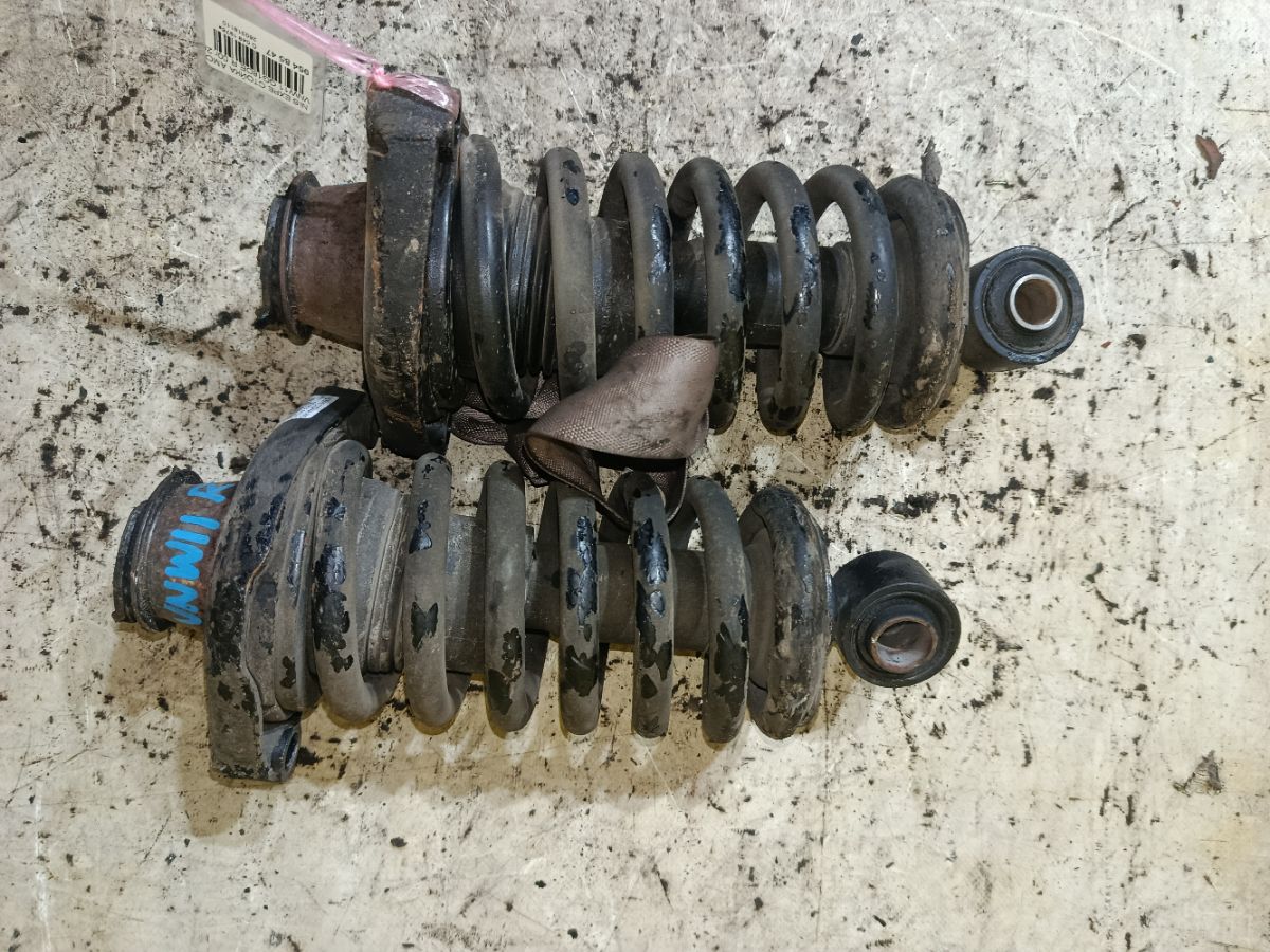 Стойка амортизатора на Nissan Expert VNW11 QG18DE Фото 1