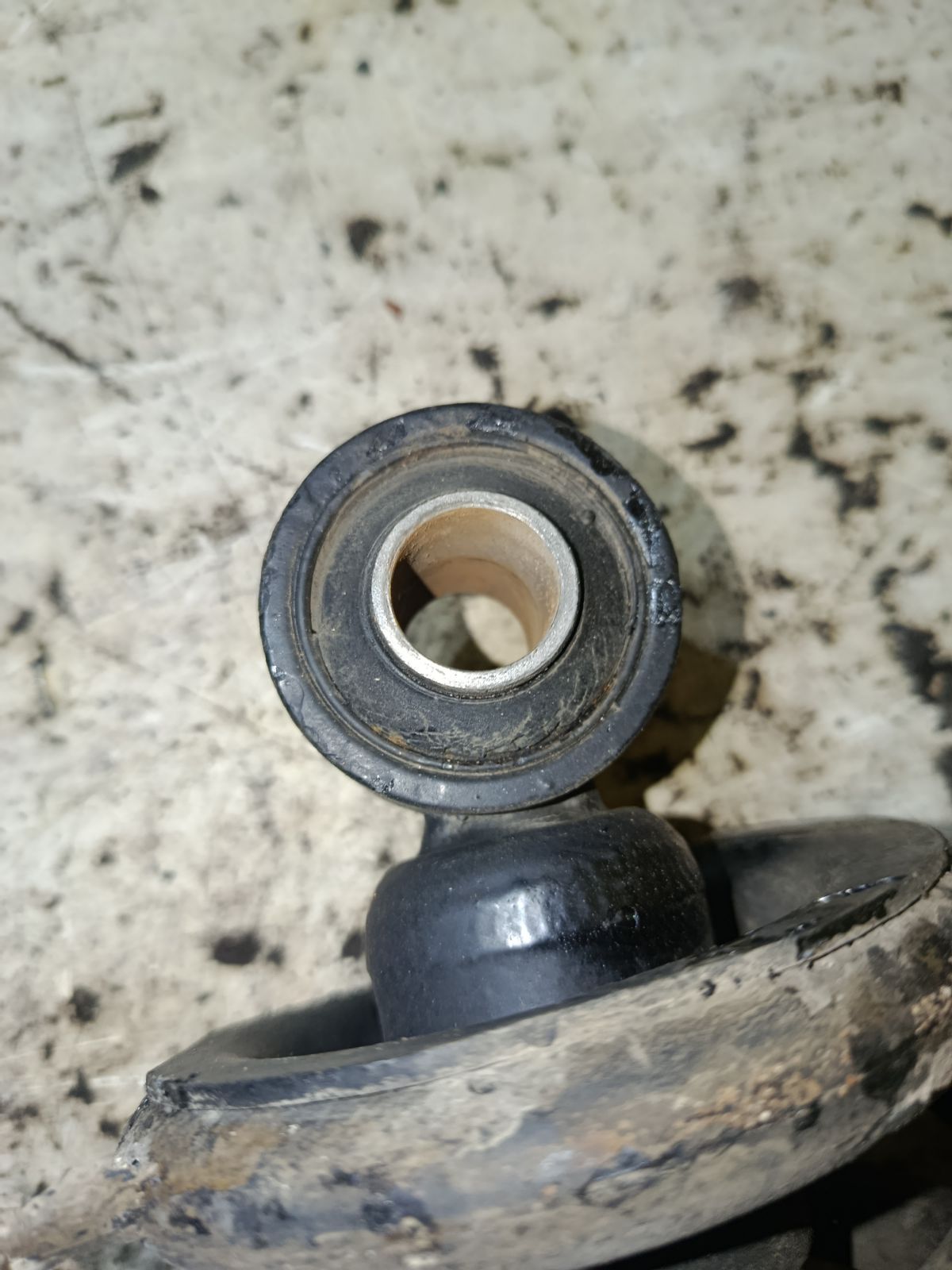 Стойка амортизатора на Nissan Expert VNW11 QG18DE Фото 2