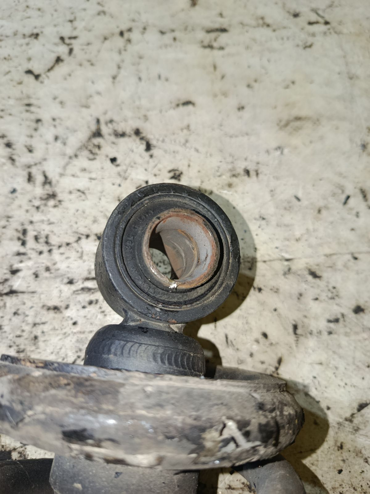 Стойка амортизатора на Nissan Expert VNW11 QG18DE Фото 5