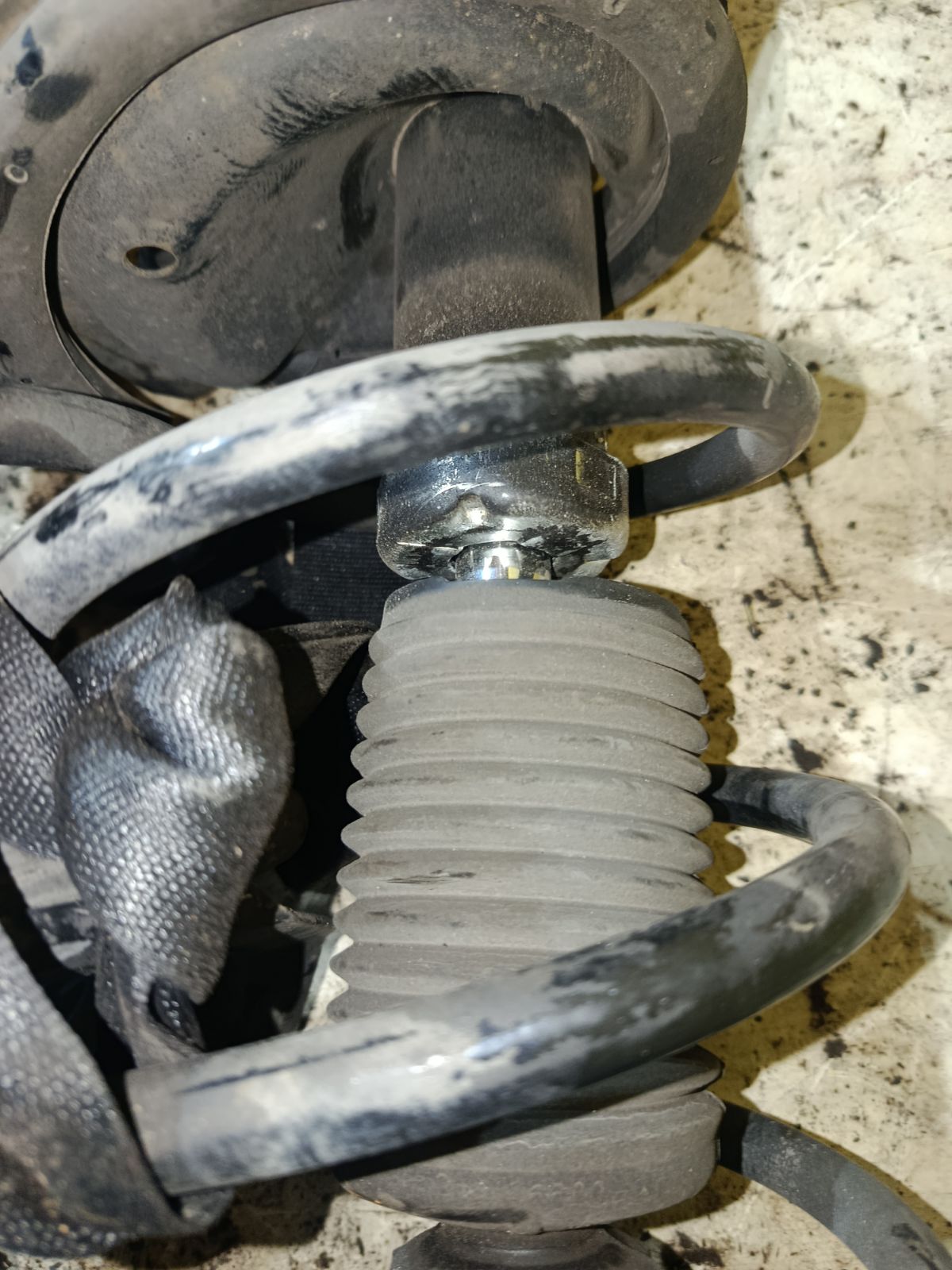 Стойка амортизатора на Mitsubishi Galant Fortis CX6A 4J10 Фото 5