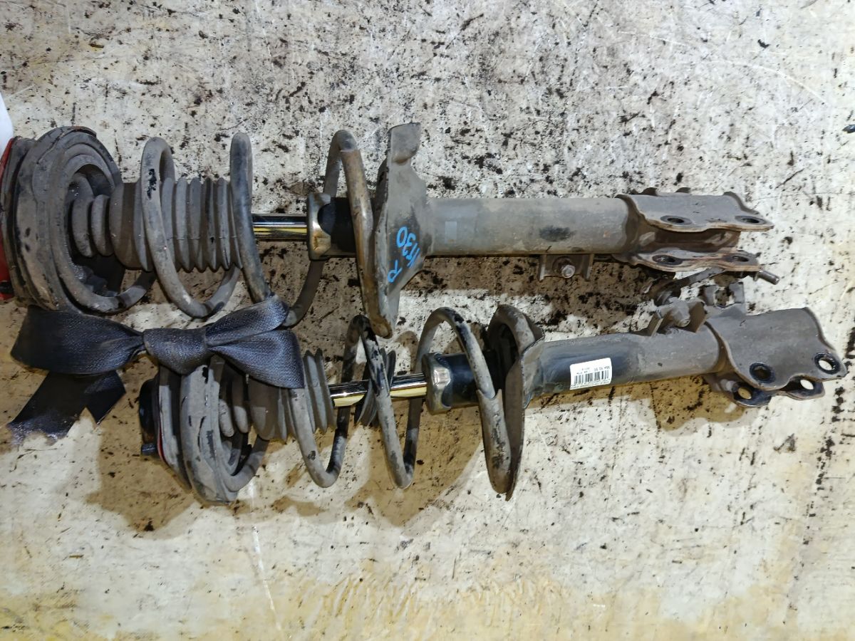 Стойка амортизатора на Nissan X-Trail NT30 QR20DE Фото 1