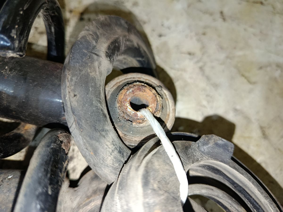 Амортизатор 48531-13250 на Toyota Corolla Fielder NZE164G Фото 5