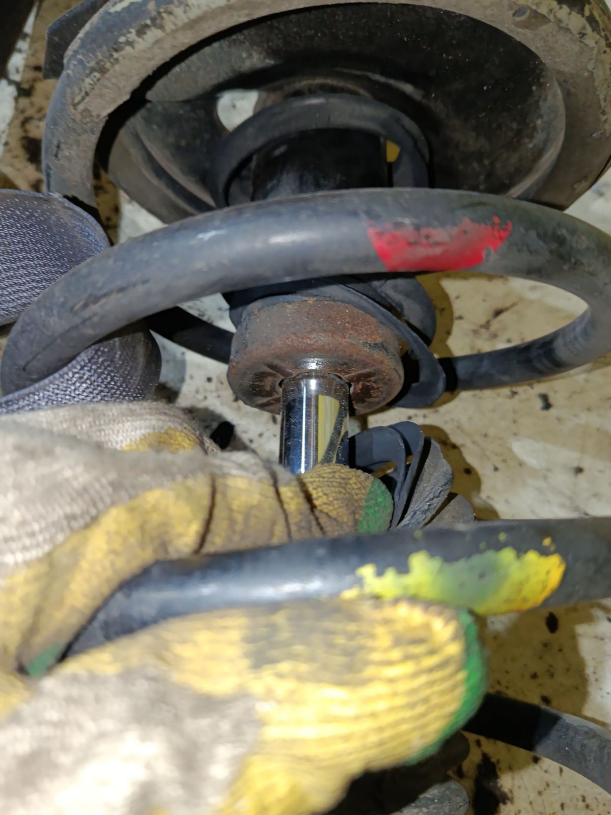 Стойка амортизатора на Nissan X-Trail NT30 QR20DE Фото 4