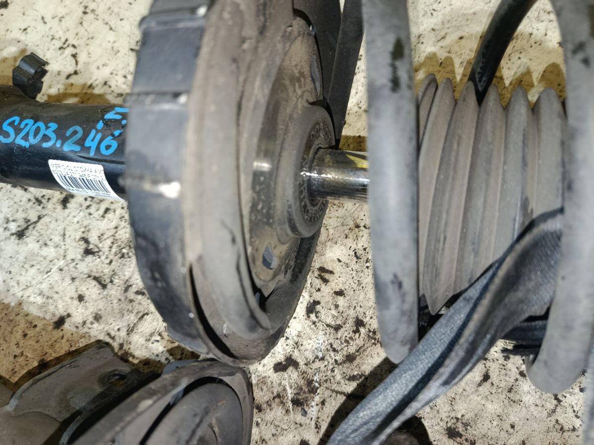 Стойка амортизатора на Mercedes-Benz C-Class Station Wagon S203.246 271.946 Фото 4