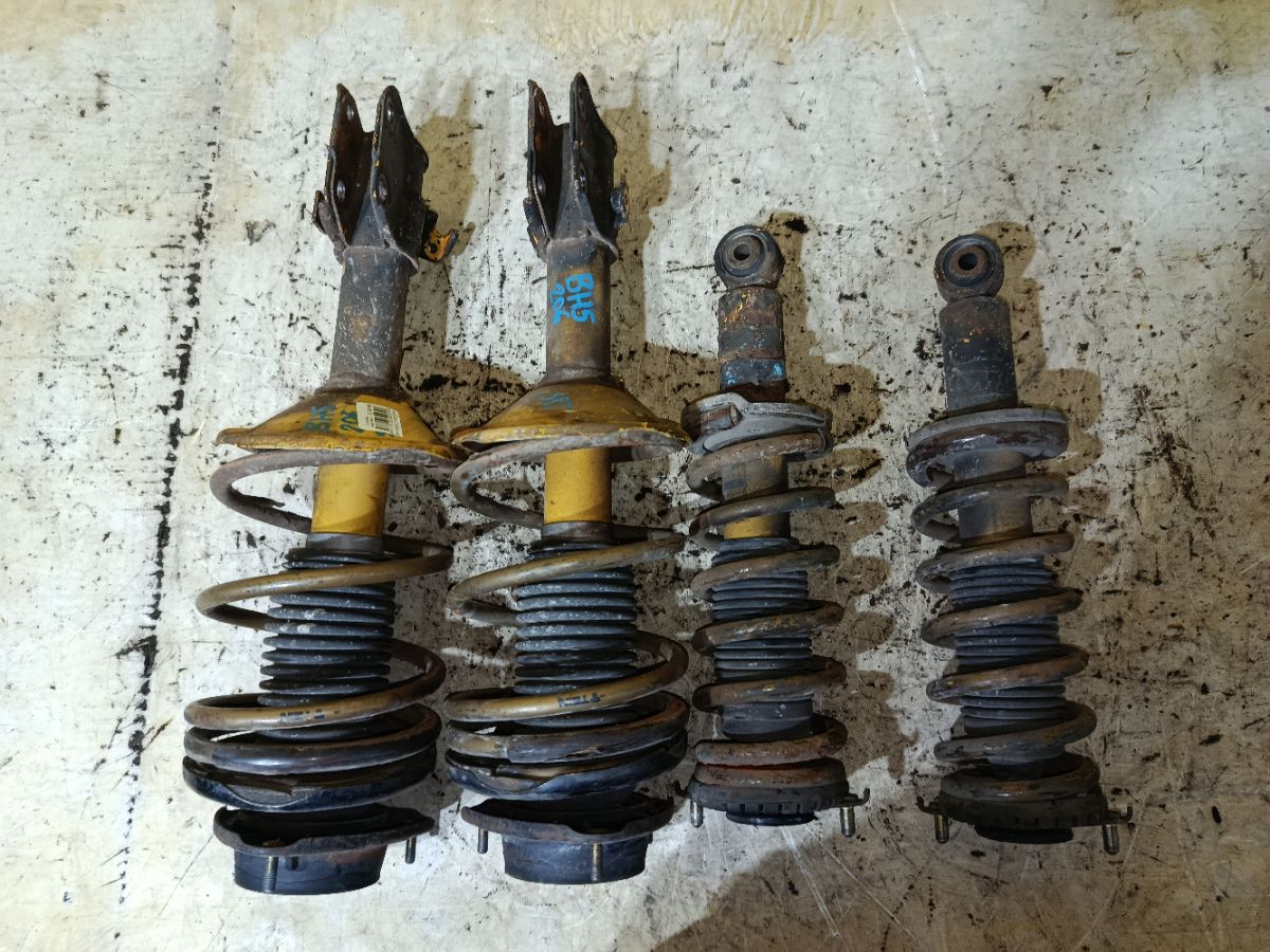 Стойка амортизатора на Subaru Legacy Wagon BH5 EJ206 Фото 1