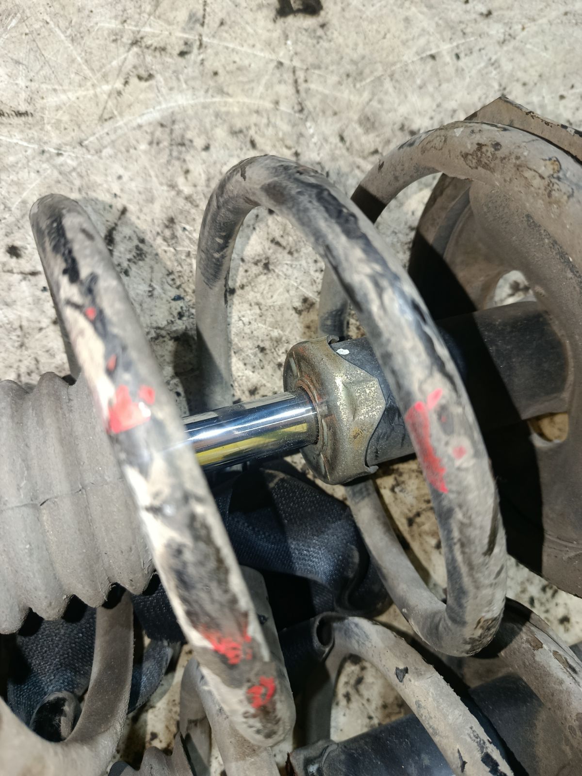 Стойка амортизатора на Nissan X-Trail NT30 QR20DE Фото 3