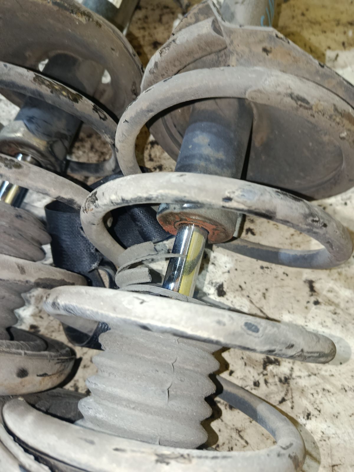 Стойка амортизатора на Nissan X-Trail NT30 QR20DE Фото 4