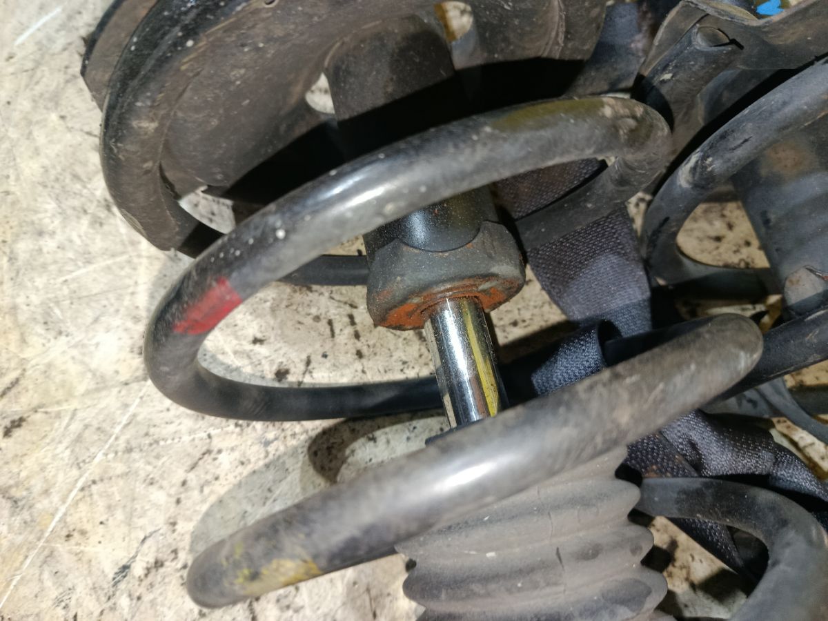 Стойка амортизатора на Nissan X-Trail NT30 QR20DE Фото 3