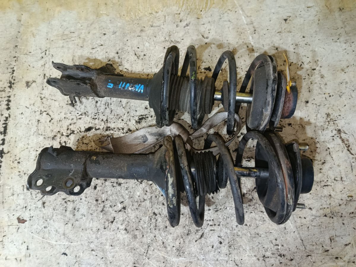 Стойка амортизатора на Nissan Expert VNW11 QG18DE Фото 1