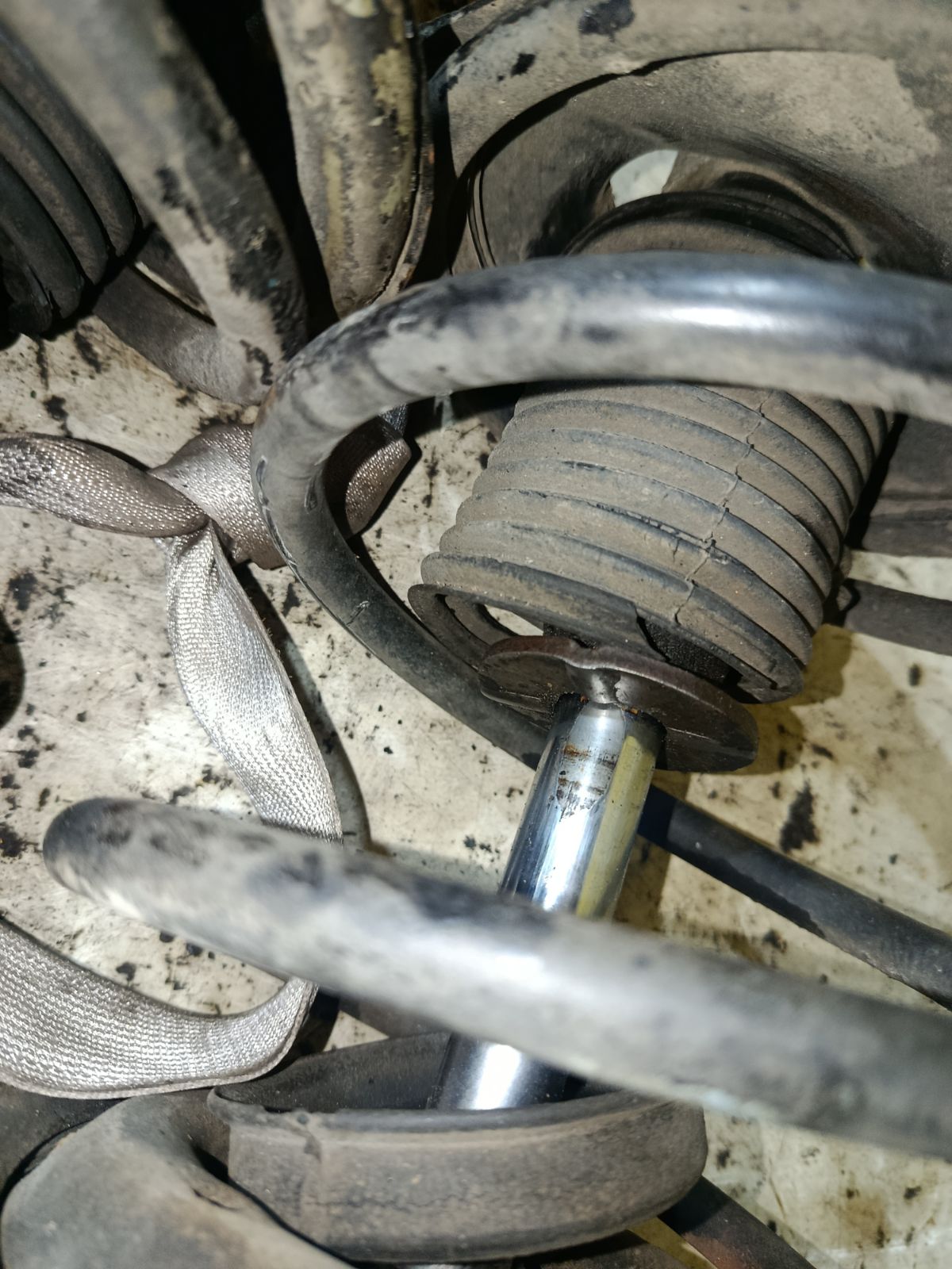 Стойка амортизатора на Nissan Expert VNW11 QG18DE Фото 2