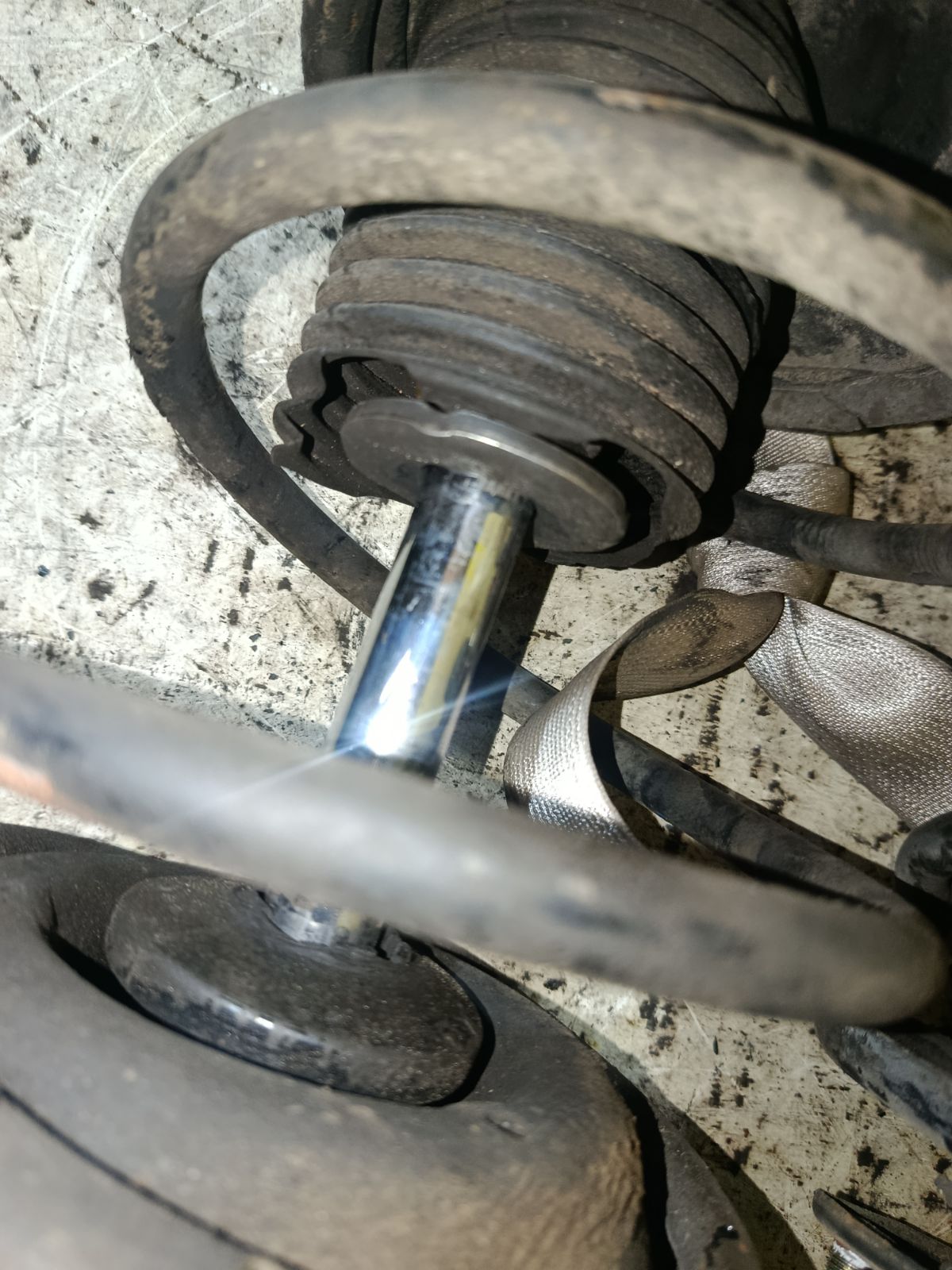 Стойка амортизатора на Nissan Expert VNW11 QG18DE Фото 3