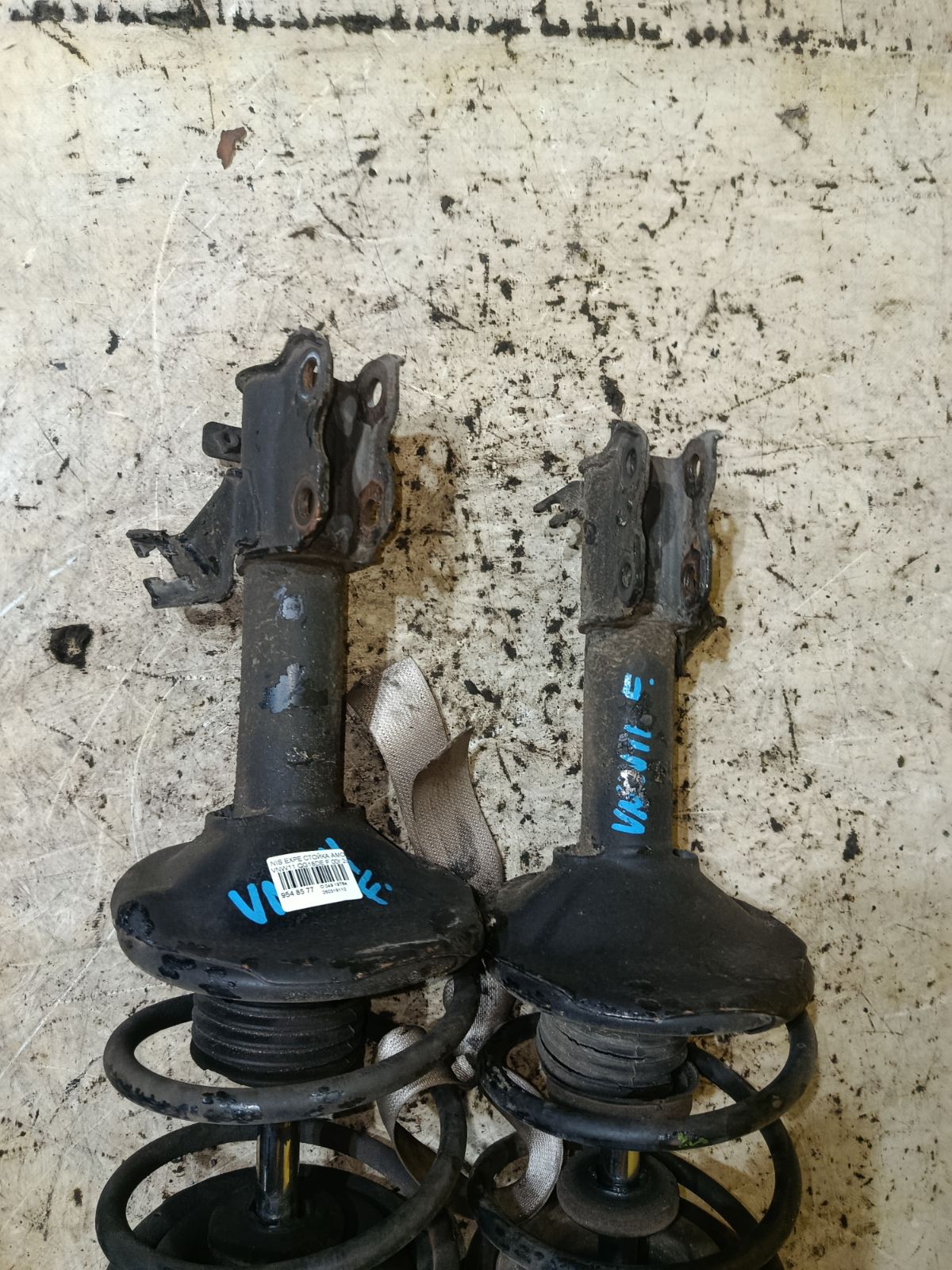 Стойка амортизатора на Nissan Expert VNW11 QG18DE Фото 4