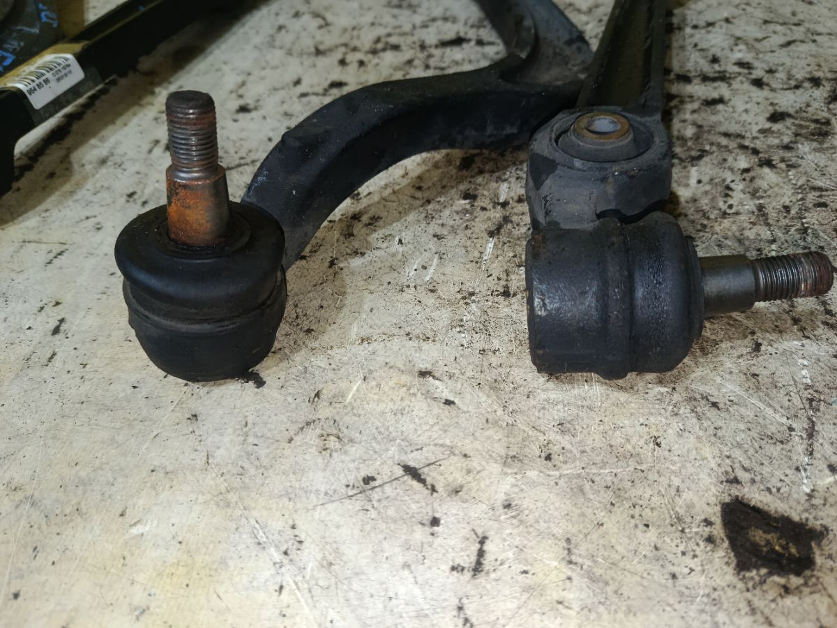 Рычаг на Mitsubishi Diamante F34A 6A13 Фото 2