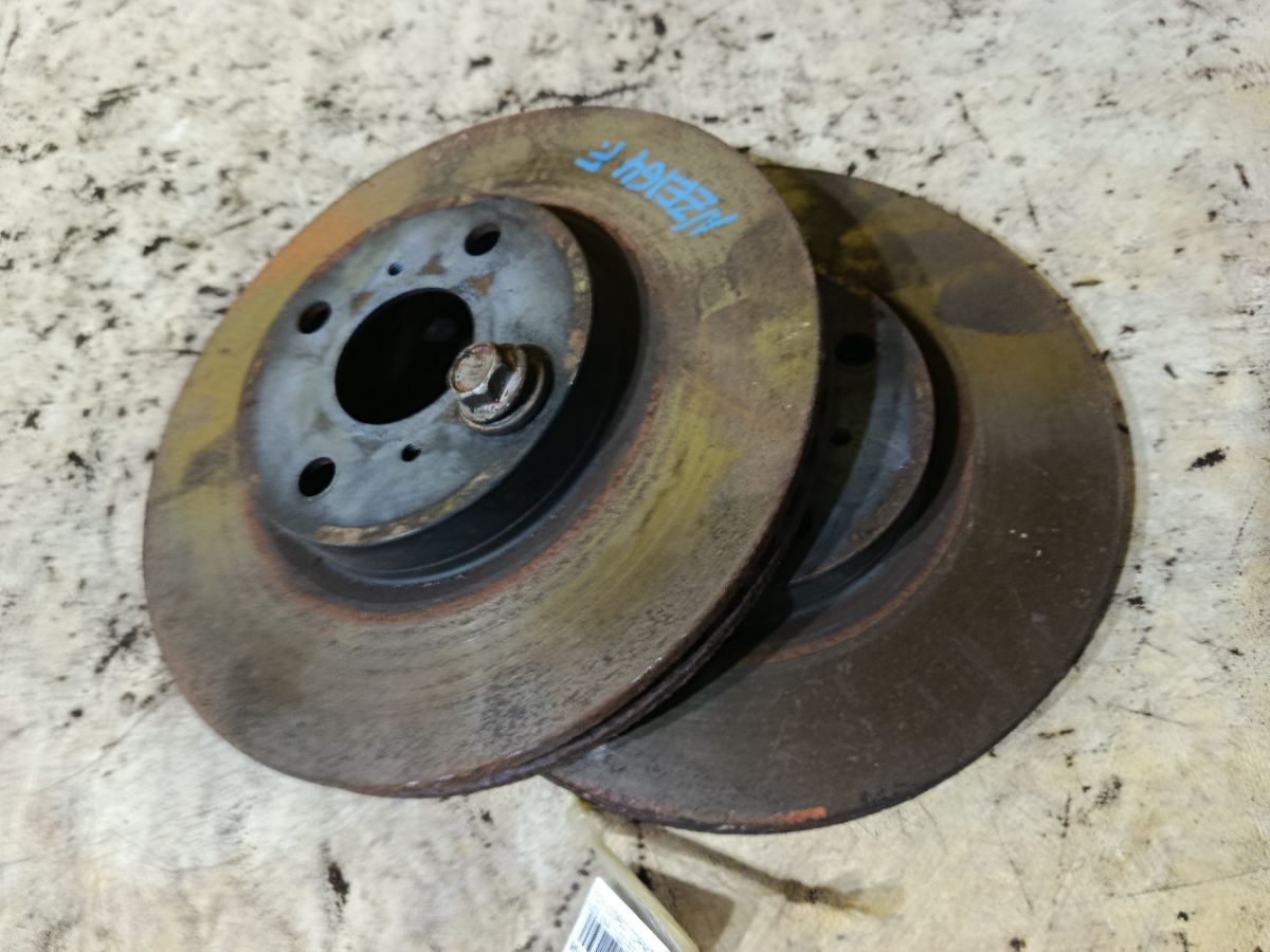 Тормозной диск 43512-52130 на Toyota Corolla Axio NZE164 1NZ-FE Фото 1