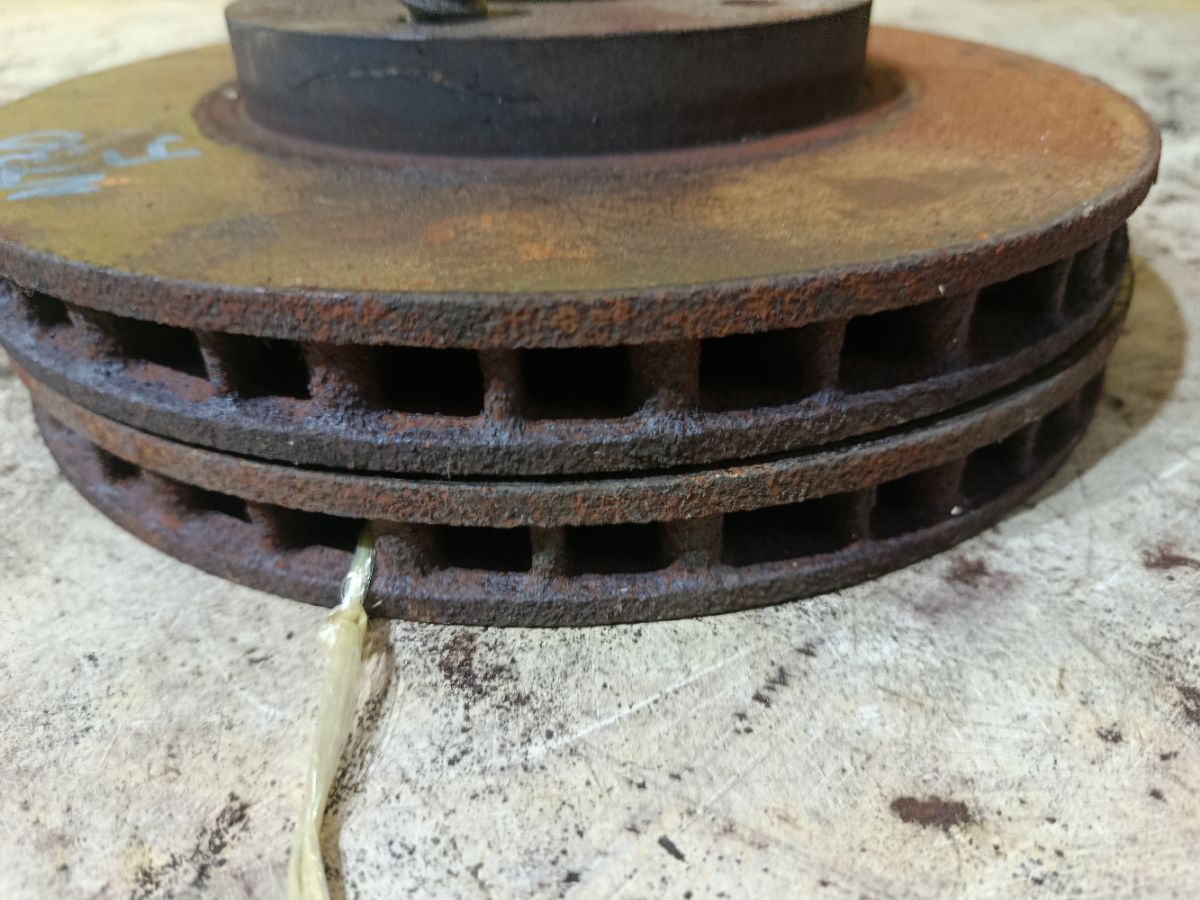 Тормозной диск на Nissan X-Trail NT30 QR20DE Фото 3