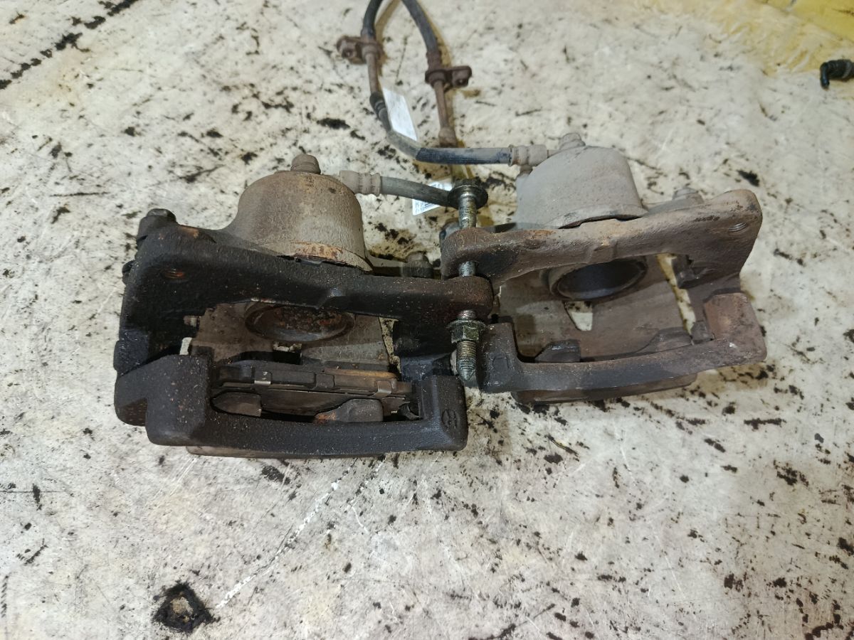 Суппорт на Toyota Corolla Fielder NZE164G 1NZ-FE Фото 3