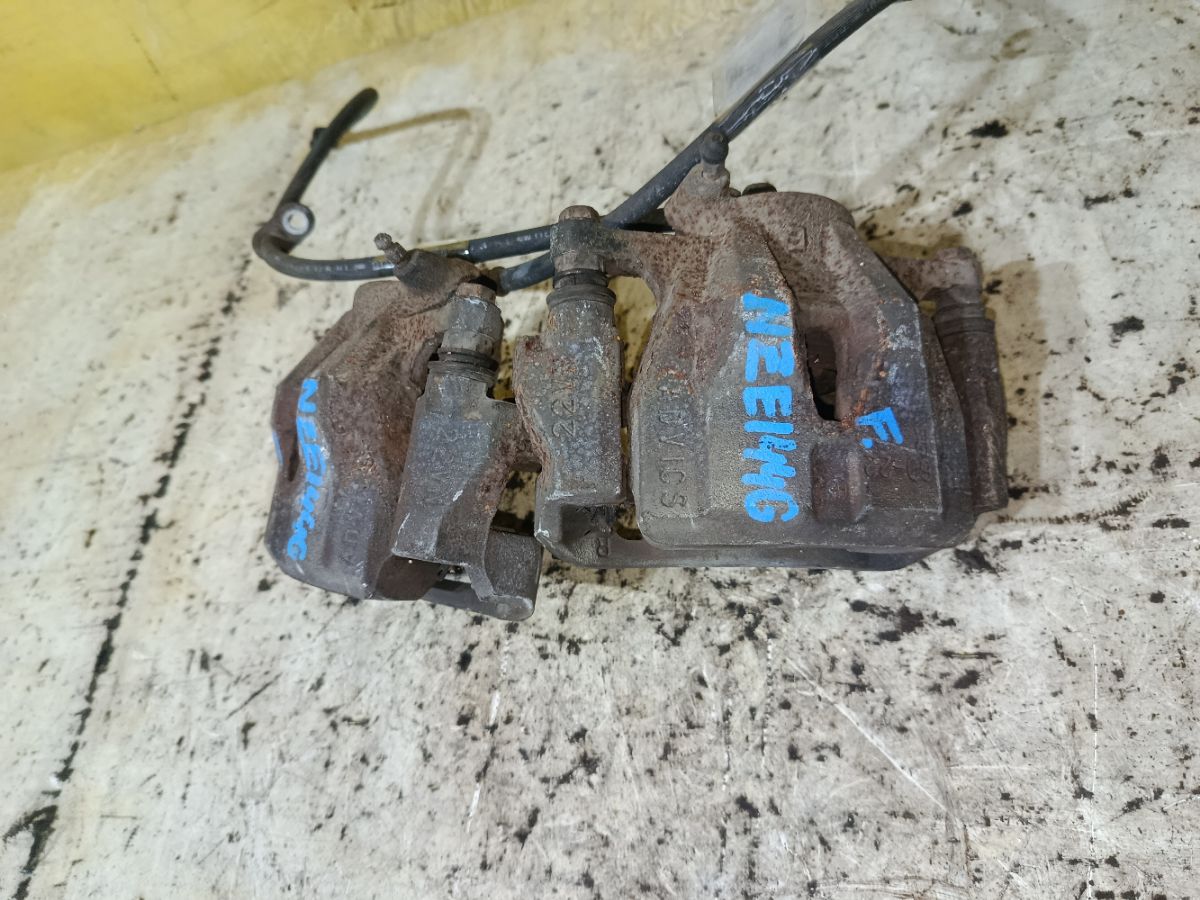 Суппорт на Toyota Corolla Fielder NZE144G 1NZ-FE Фото 1