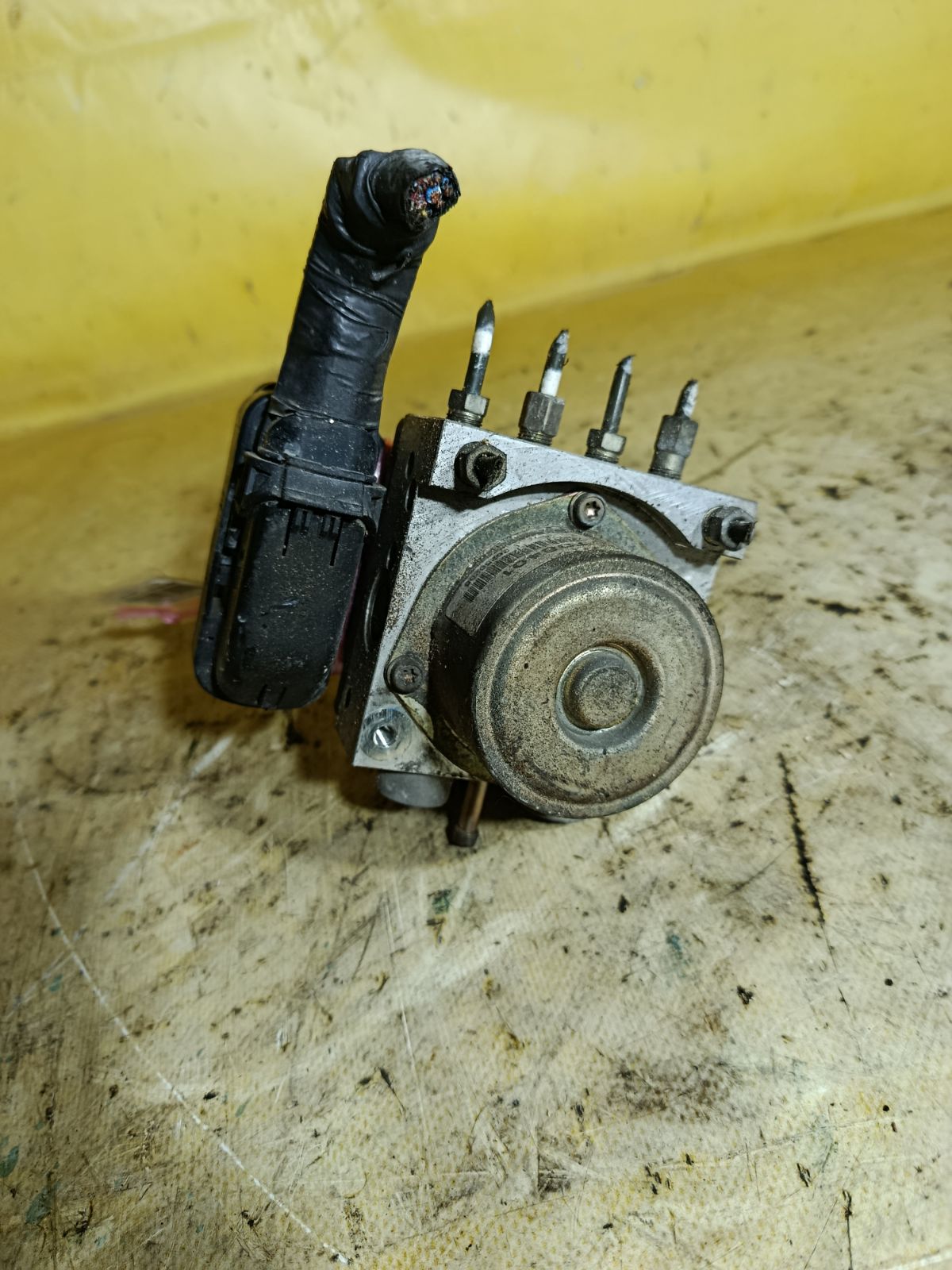 Блок ABS 47660-EQ041 на Nissan X-Trail NT30 QR20DE Фото 1