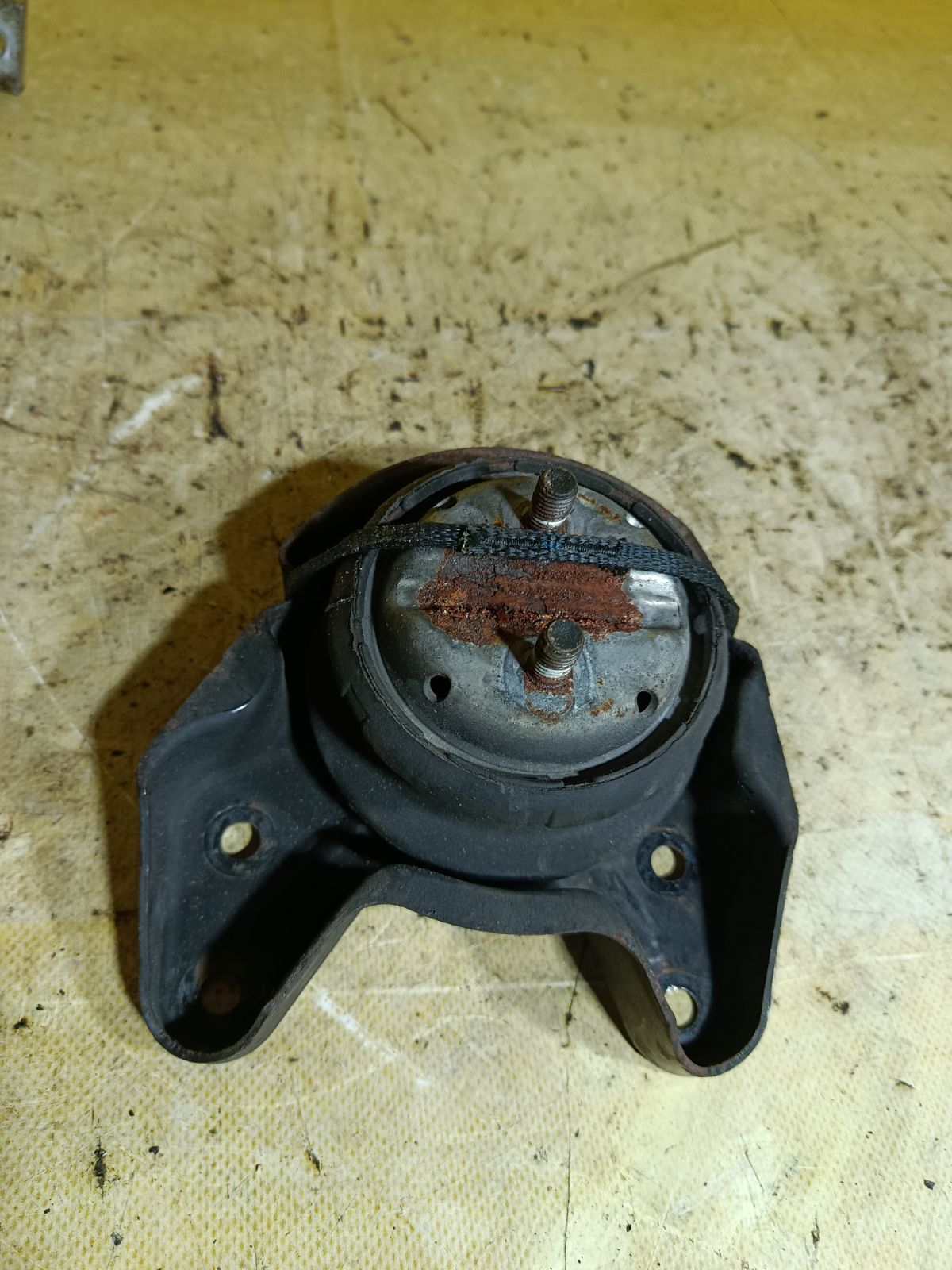 Подушка КПП A2032400218 на Mercedes-Benz C-Class Station Wagon S203.281 112.916 Фото 1