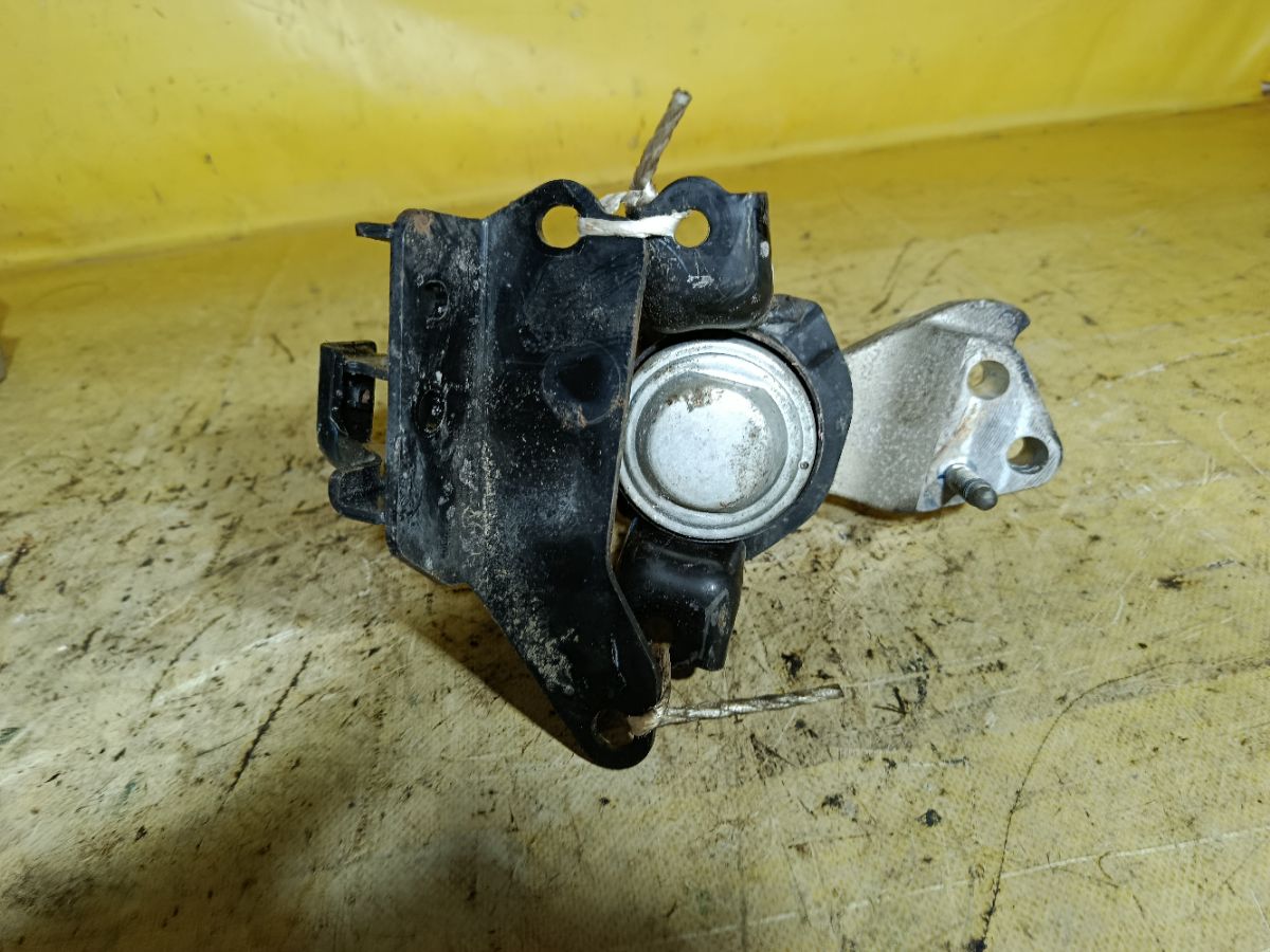 Подушка двигателя на Toyota Corolla Fielder NZE144G 1NZ-FE Фото 2