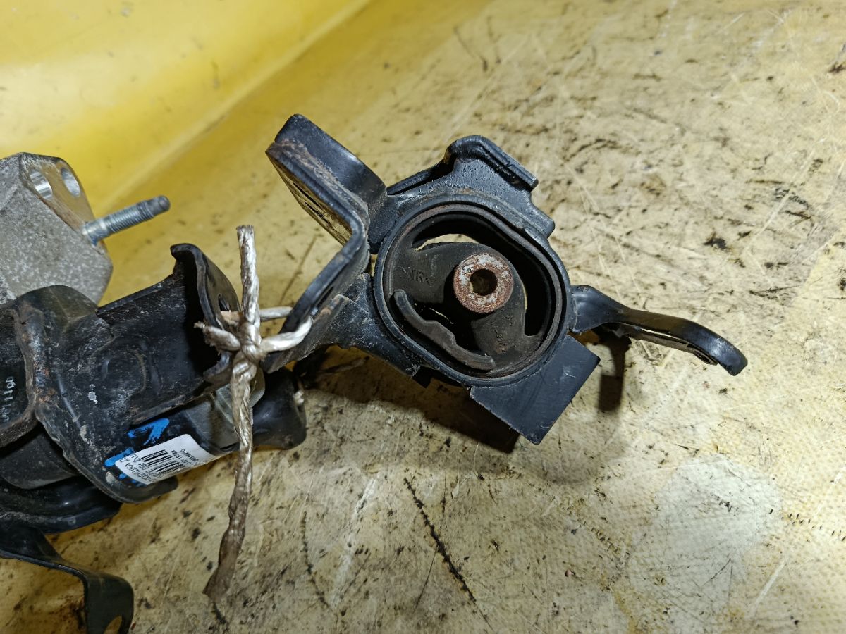 Подушка двигателя на Toyota Corolla Fielder NZE144G 1NZ-FE Фото 3