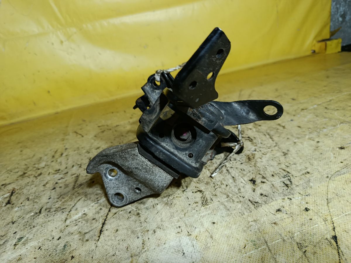 Подушка двигателя на Toyota Corolla Fielder NZE144G 1NZ-FE Фото 4