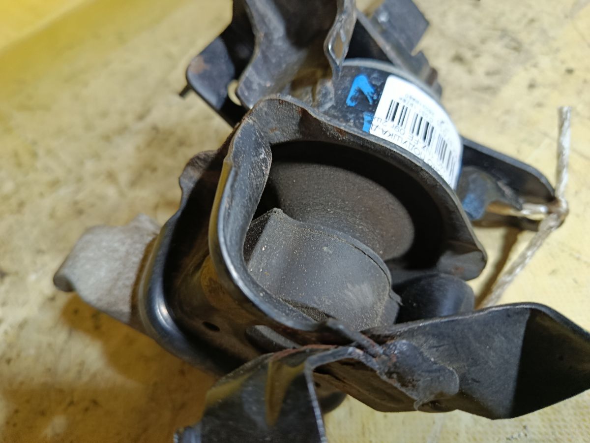 Подушка двигателя на Toyota Corolla Fielder NZE144G 1NZ-FE Фото 5