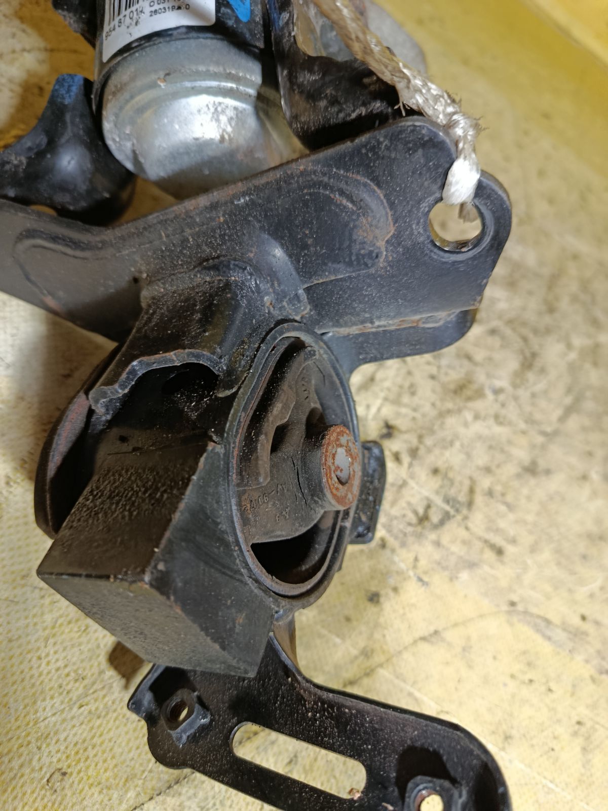 Подушка двигателя на Toyota Corolla Fielder NZE144G 1NZ-FE Фото 6