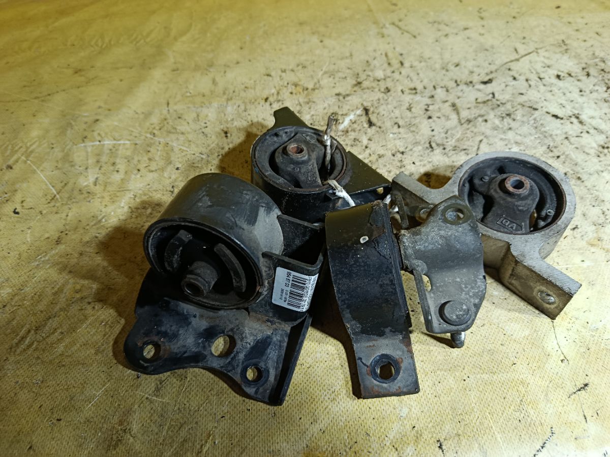 Подушка двигателя на Nissan Sunny FB15 QG15DE Фото 2