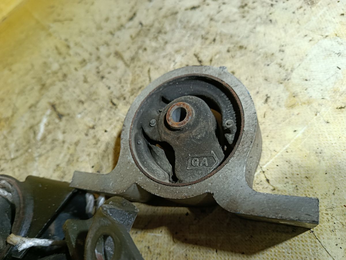 Подушка двигателя на Nissan Sunny FB15 QG15DE Фото 4