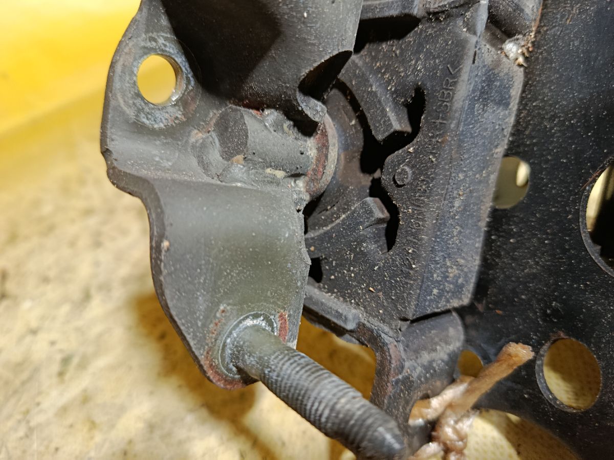 Подушка двигателя на Nissan Sunny FB15 QG15DE Фото 4