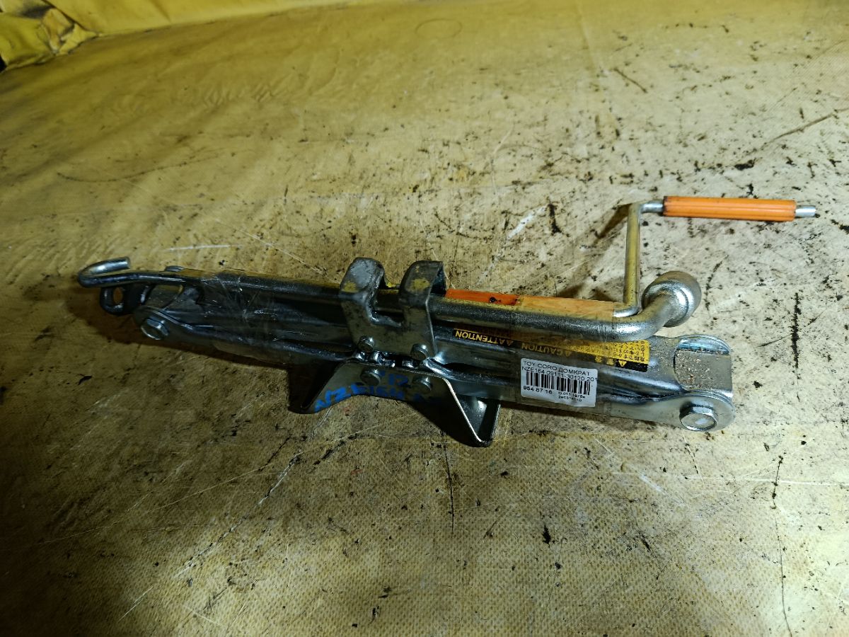 Домкрат 09111-30120 на Toyota Corolla Axio NZE164 Фото 1