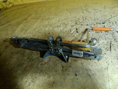 Домкрат на Toyota Corolla Axio NZE164 09111-30120