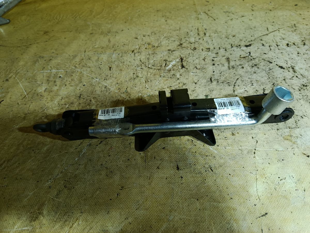 Домкрат на Toyota Tank M900A Фото 1