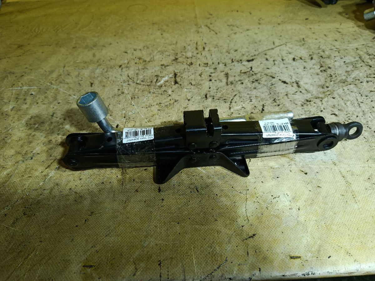Домкрат на Toyota Tank M900A Фото 2
