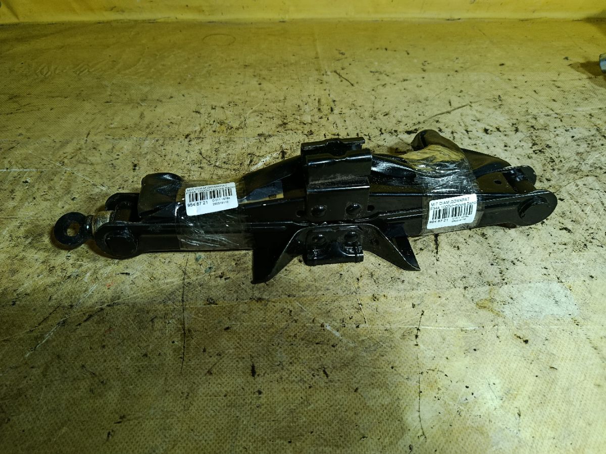 Домкрат на Mitsubishi Diamante F34A Фото 1