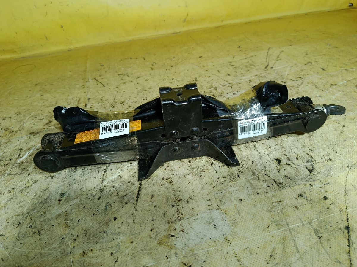 Домкрат на Mitsubishi Outlander CW5W Фото 1