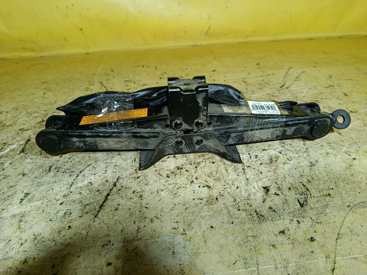 Домкрат на Mitsubishi Outlander CW5W Фото 1