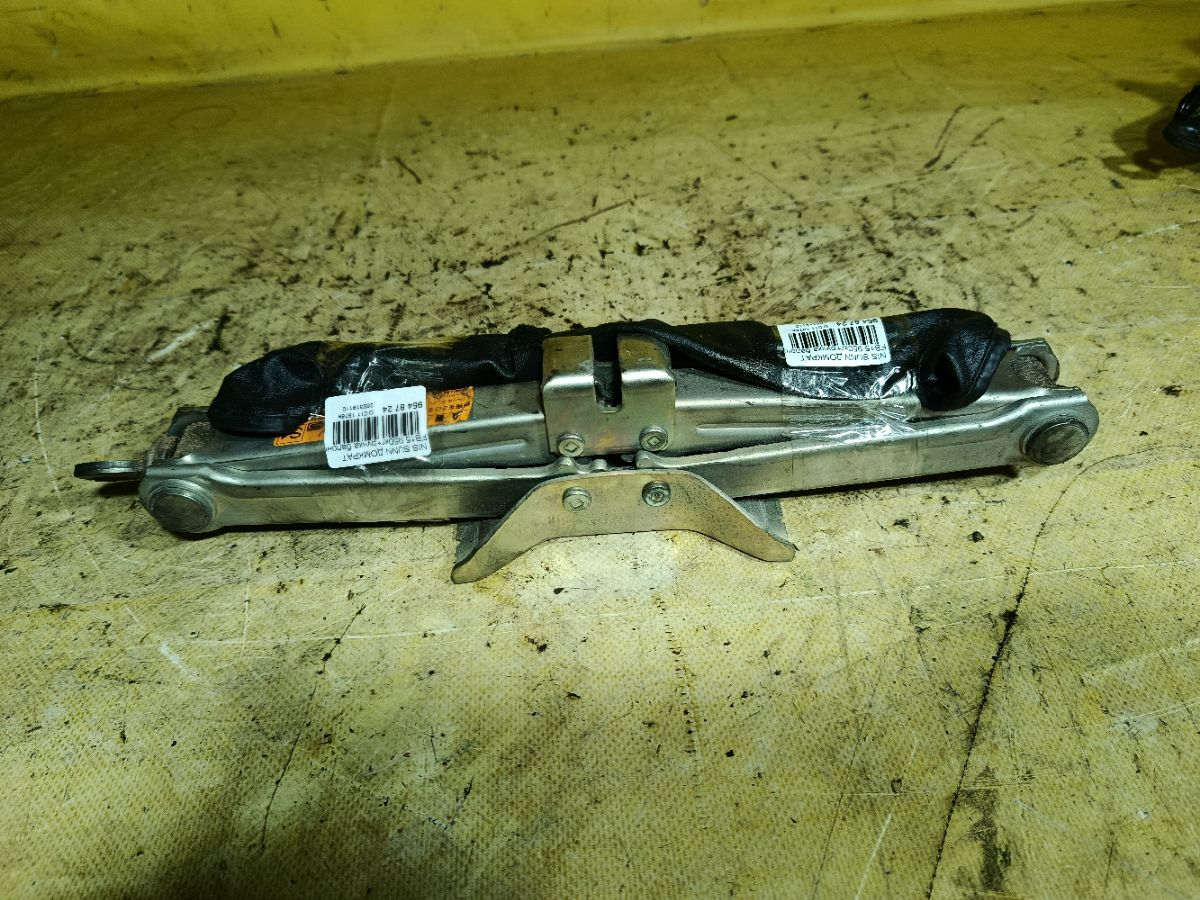 Домкрат на Nissan Sunny FB15 Фото 1