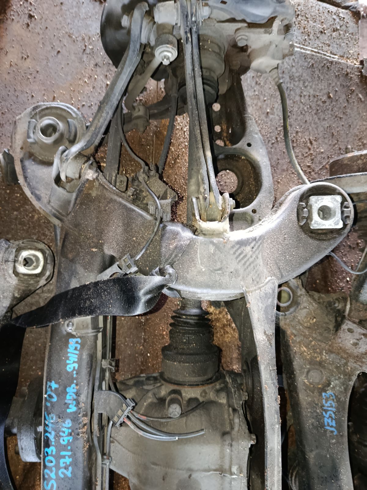 Балка подвески на Mercedes-Benz C-Class Station Wagon S203.246 271.946 Фото 2