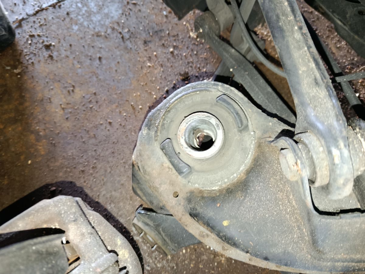 Балка подвески на Mercedes-Benz C-Class Station Wagon S203.246 271.946 Фото 3