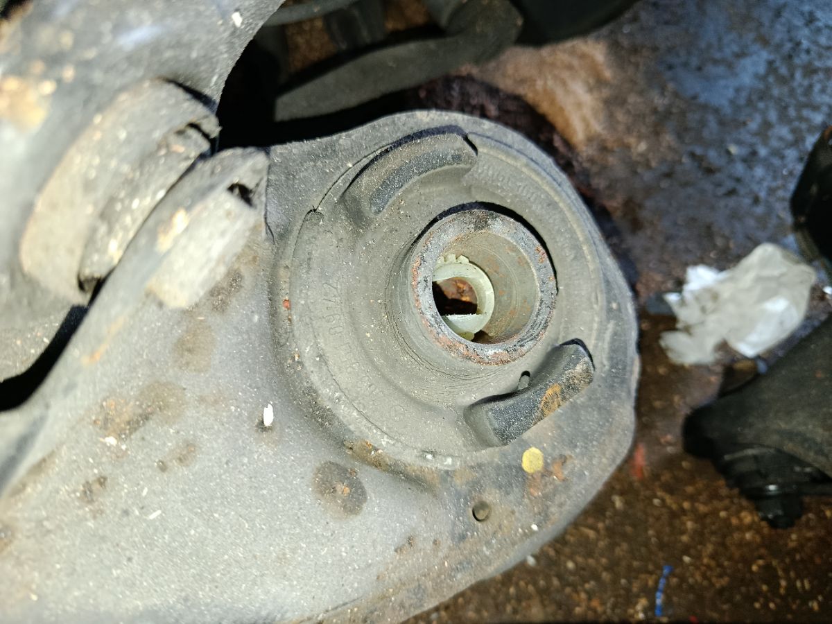 Балка подвески на Mercedes-Benz C-Class Station Wagon S203.246 271.946 Фото 7