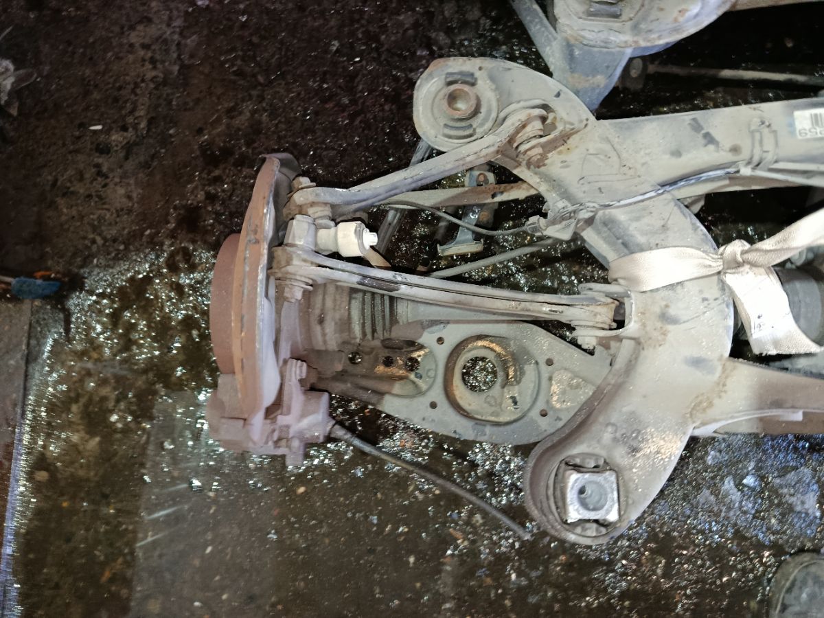 Балка подвески на Mercedes-Benz C-Class Station Wagon S203.246 271.946 Фото 4