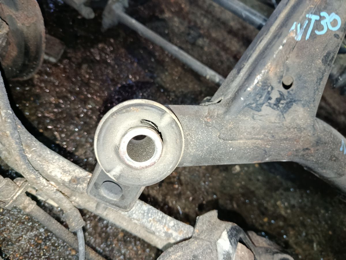 Балка подвески на Nissan X-Trail NT30 QR20DE Фото 2