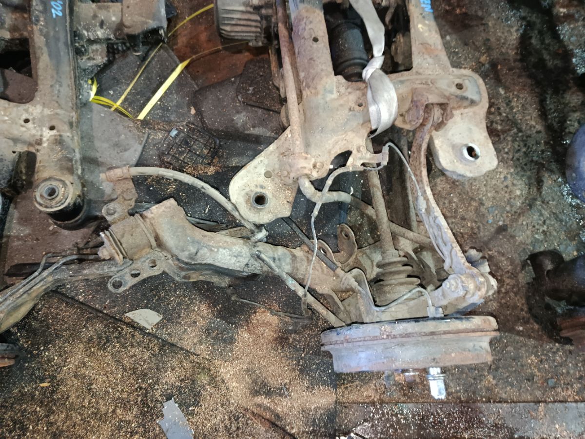 Балка подвески 51206-12100 на Toyota Corolla Fielder NZE144G 1NZ-FE Фото 2