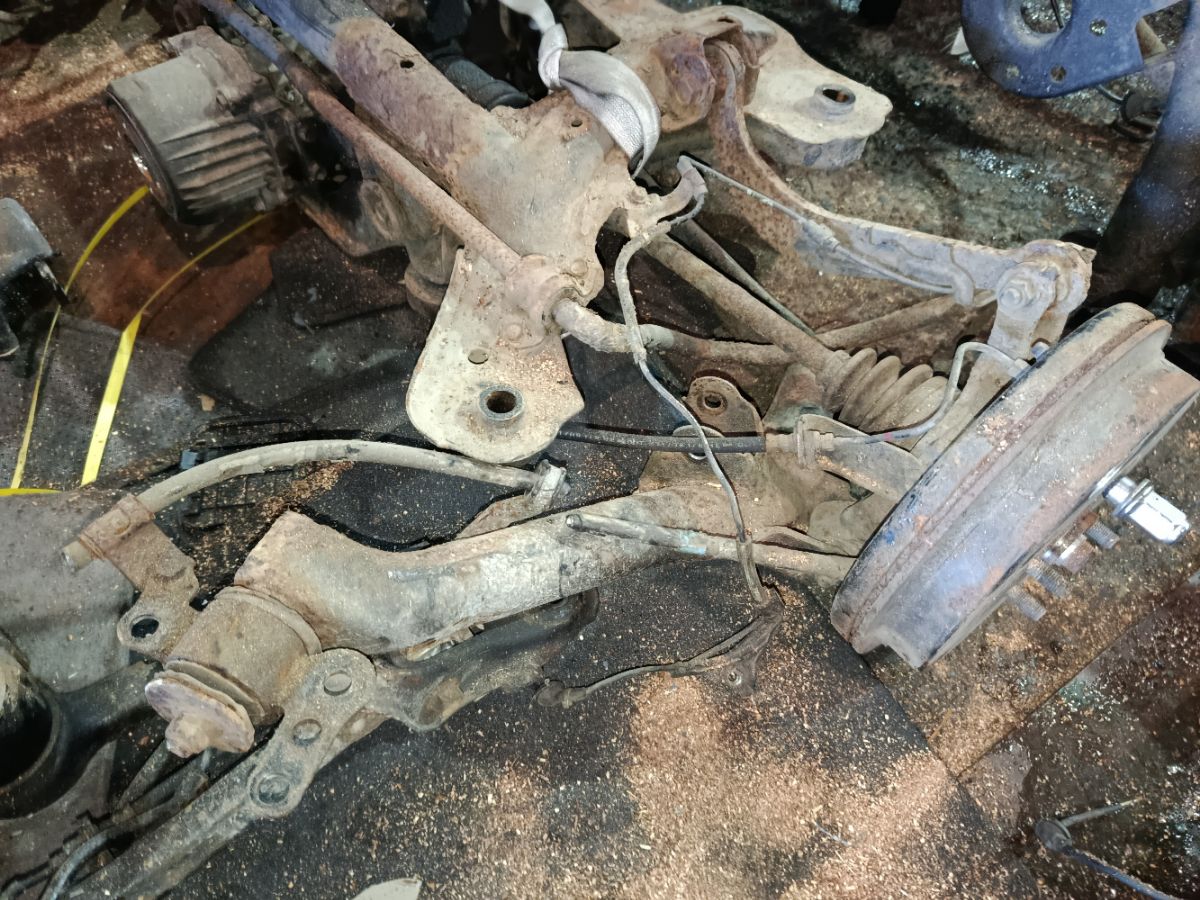 Балка подвески 51206-12100 на Toyota Corolla Fielder NZE144G 1NZ-FE Фото 3