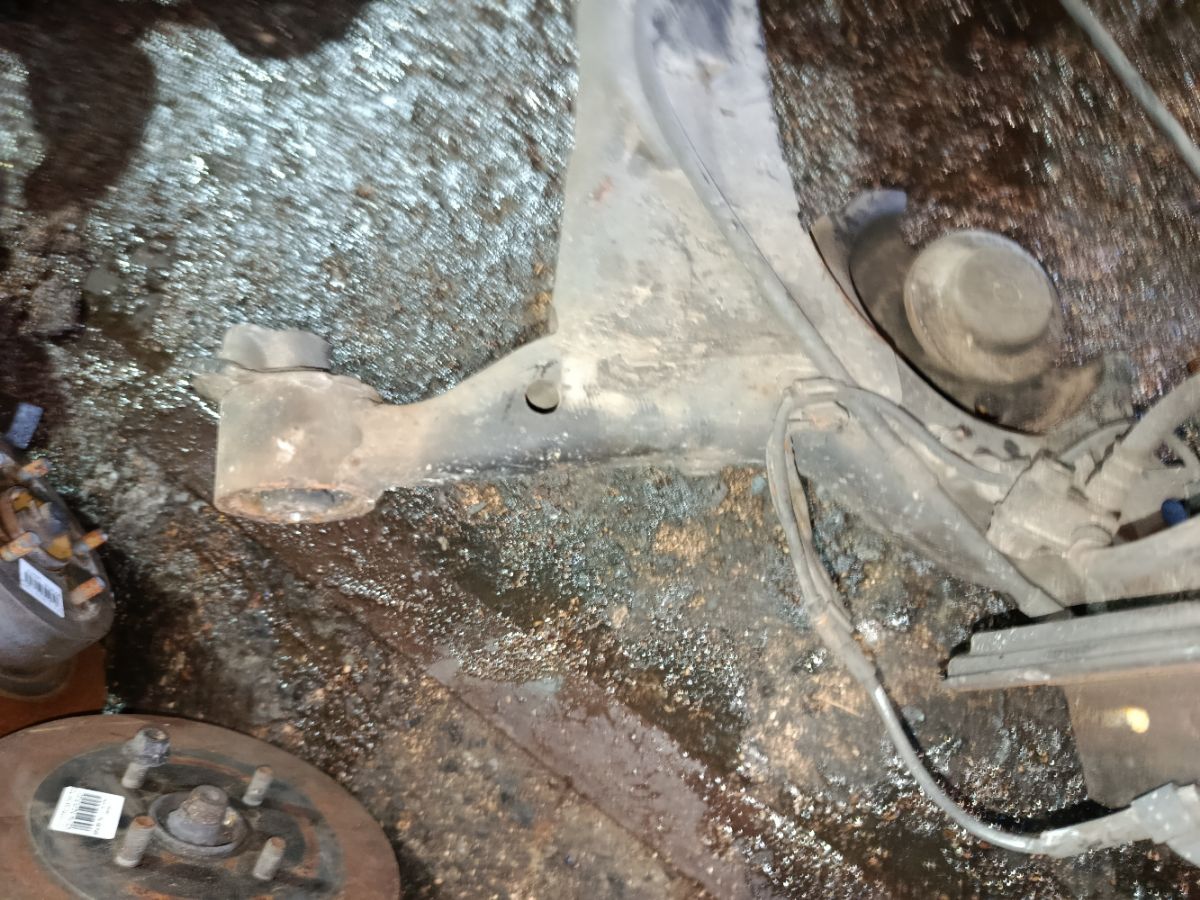 Балка подвески на Toyota Vitz NCP13 1NZ-FET Фото 9