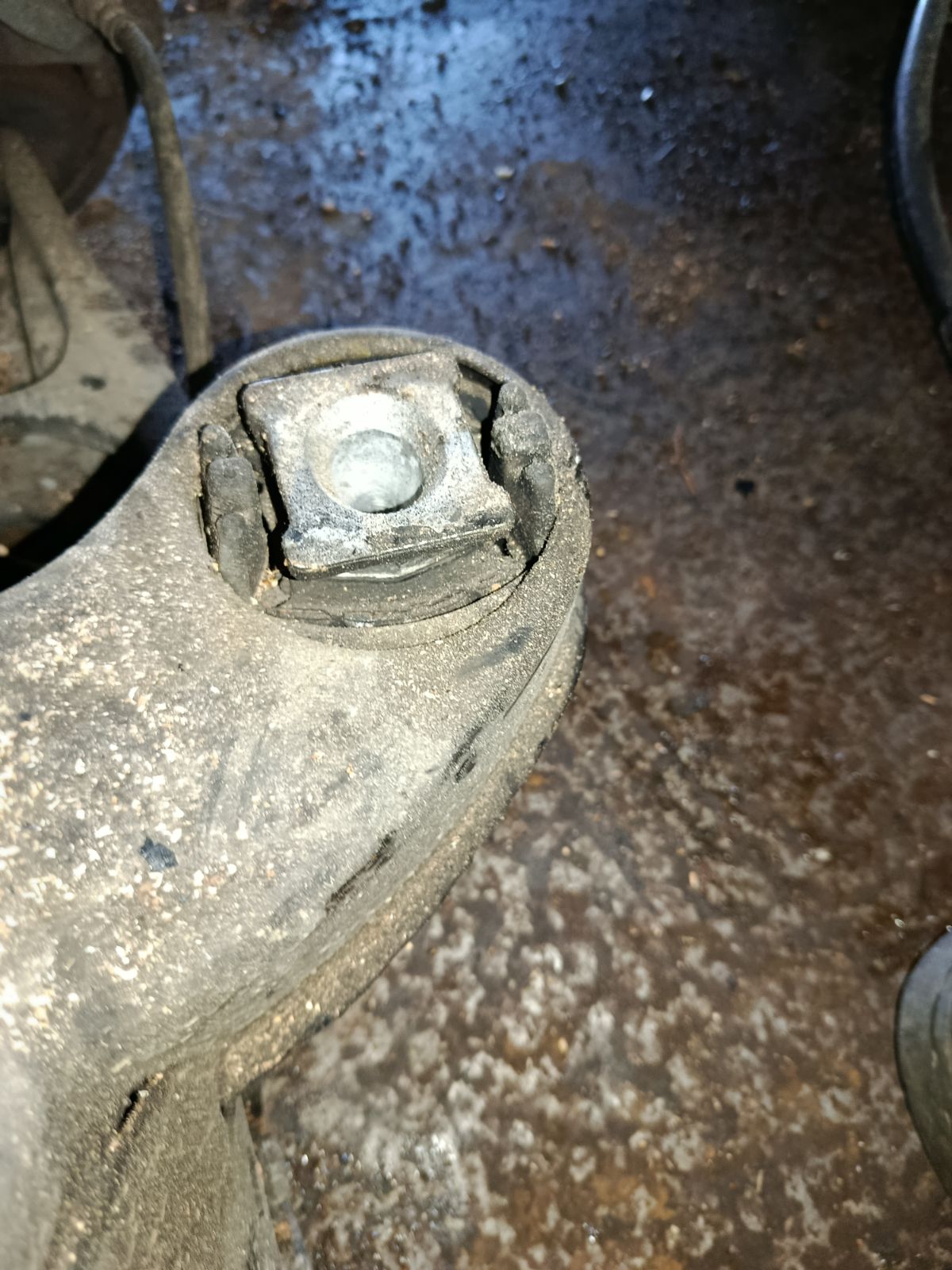 Балка подвески на Mercedes-Benz C-Class Station Wagon S203.246 271.946 Фото 6